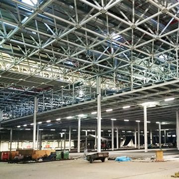 Große Industriehalle von innen mit aufwändigen Stahlkonstruktionen und Säulenelementen